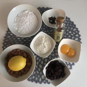 Ingrediencí, které budete na Hrozinkové měsíčky potřebovat, není mnoho. Trocha mouky, mleté (předem oloupané) mandle, mletý cukr, dva žloutky, citron, hrozinky, skořice a hřebíček. Původní recept Marie Janků-Sandtnerové se zcela obejde bez kypřicího prášku.