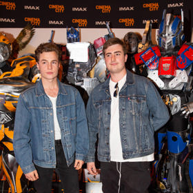 Oskar Hes s bratrem Oliverem například rádi chodí do kina.