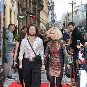 Takhle se pár vymódil na premiéru druhého dílu filmu Gump.