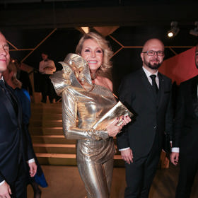 Modelu ve zlatých tónech dominovala obří aplikace na rameni. Nechyběla zlatá kabelka a zlaté boty.