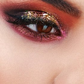 Slavnostnější ráz vidí značka v třpytivých odlescích, které do rudých a karmínových odstínů zasadí jako klenot také zářivý efekt zlatých třpytek.