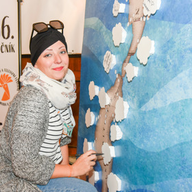 Anička Slováčková nahradila vlasy nejrůznějšími pokrývkami hlavy.