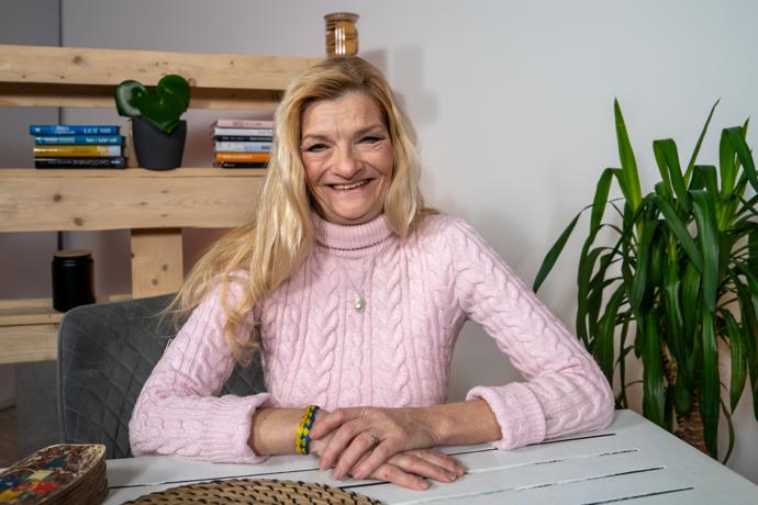 Celoživotní láskou Michaely Kudláčkové je výklad karet. Další snímky v galerii jsou z filmu Veronika, prostě Nika, kde si Michaela Kudláčková zahrála.