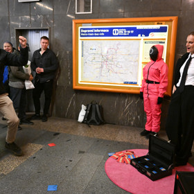 Jeden z cestujících se raduje z výhry.