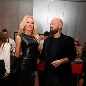 Simona Krainová černé bodycon šaty z dílny Poner doladila luxusními střevíčky i kabelkou.