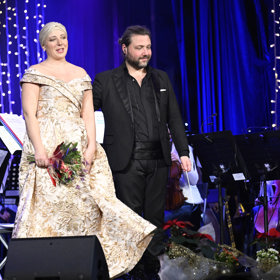 Anička Slováčková vedle svého bratra na pódiu.