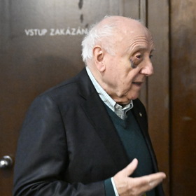 Felix Slováček má bolavé oko.