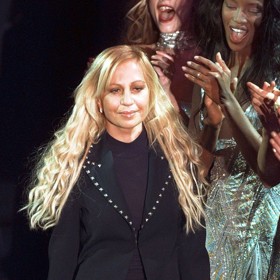 Donatella Versace v roce 1988, kdy z ní ještě promlouvala její přirozená krása.