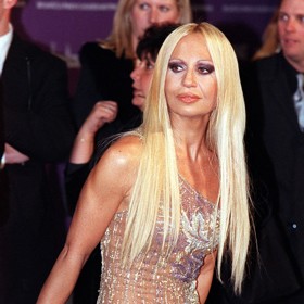 O deset let později, rok po smrti bratra Gianniho, už Donatella začala vršit na obličej bohaté vrstvy make-upu a zajímat se o práci plastických chirurgů.