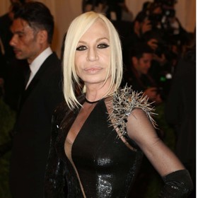 Donatella Versace v roce 2013. Tehdy už se nahlas mluvilo o tom, kolik zkrášlovacích procedur musela podstoupit a jak moc jí škodí.