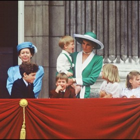 Jestli se někdo stará o dobrou náladu při oficiálních akcích britské královské rodiny, pak jsou to děti. Takto zpestřil tříletý princ Harry vojenskou přehlídku v roce 1988.