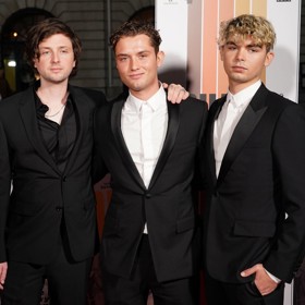 Není to ale jen Raff, kdo zdědil Judeovo charisma. Mnoho fanynek si získal i jeho druhý syn ze svazku s Frost Rudy (vpravo). Na snímku se starším bratrem Raffertym (uprostřed) a polorodým bratrem ze Sadiina předchozího vztahu Finlayem Kempem (vlevo).