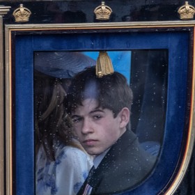 Z nesmělého klučíka roste pohledný mladý muž.