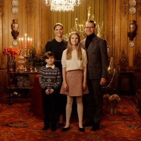 Ve švédsku se slaví Vánoce podobně jako u nás. Hvězdou těch královských je zde dvanáctiletá princezna Estelle, která se pomalu mění v mladou dámu. Na snímku s rodiči, korunní princeznou Victorií a princem Danielem, a bráškou Oscarem.