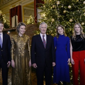 Belgická královská rodina otevírá brány paláce symfonickému orchestru, aby zde mohl odehrát vánoční koncert. Ten pak živě vysílá televize. Zvláštní úlohu má v tento den nejmladší dcera krále Filipa a královny Mathilde, princezna Eléonore (vpravo), která přebírá od skautů "světlo míru". Na snímku s rodiči, sestrou Elizabeth a bratrem Emmanuelem.