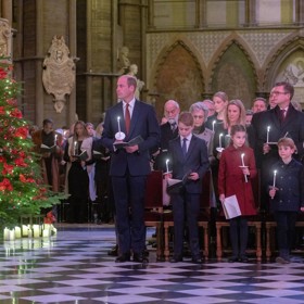 Přítomní musí být celé svátky odění do společenského oblečení a nesmí se dívat na televizi.