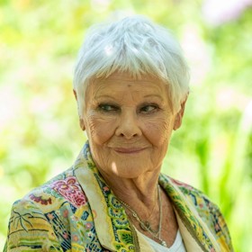 Herečka Judi Dench slaví 9. prosince kulaté 90. narozeniny.