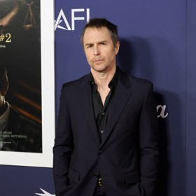 Herec Sam Rockwell si libuje v temných postavách. Jednu z nich ztvárnil i v thrilleru Zelená míle z roku 1999.