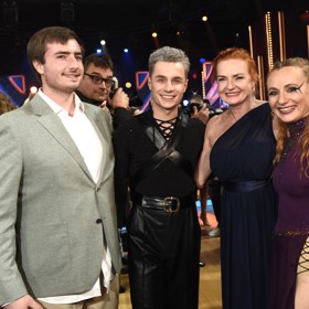 Oskar Hes se svým bratrem Oliverem, maminkou Marcelou a tanečnicí Kateřinou Bartuněk Hrstkovou.