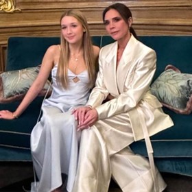 Ukázat třináctileté dceři svět showbyznysu se snaží také Victoria Beckham. Harper vzala na předávání cen Ženám roku 2024, kde se bývalá Posh Spice stala jednou z laureátek. Ocenění jí předávala právě Harper osobně.