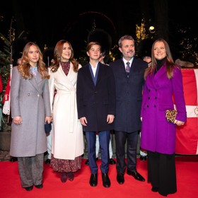 Dánský král Frederik hostí na Boží hod slavnostní oběd, který začíná dezertem. Sejdou se u něj jeho maminka, královna Margrethe, která také vyrábí ozdoby na stromeček, jeho manželka, královna Mary, a jejich čtyři děti - Christian, Vincent, Isabella a Josephine.