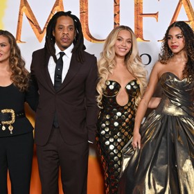 To zpěvačka Beyoncé se projevila jako správná maminka ochranitelka. Svou dvanáctiletou dceru Blue Ivy (vpravo), která namluvila lvici Kiaru v novém animovaném filmu Mufasa: Lví král, doprovodila na premiéru spolu s manželem, rapperem Jay-Z, a maminkou Tinou Knowles (vlevo).