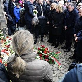 Olaf Scholz u pietního místa.