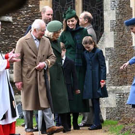 Král Karel III. s královnou Camillou, Kate Middleton, princem Williamem a jejich vnoučaty. 
