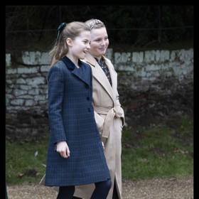 Princezna Charlotte v krásném tartanovém kabátku se sametovým límečkem.