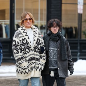 Herečka a zpěvačka Jennifer Lopez vyvezla do Aspenu celou svou rodinu. Trendy outfit předvedla například v případě vzorovaného kardiganu, který doplnila volnými džínami a praktickými válenkami na tvarované vysoké podešvi.