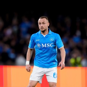 Stanislav Lobotka válí v dresu Neapole.