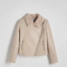 Podobný look vykouzlíte díky bundičce Reserved, která stojí 1 799 Kč.