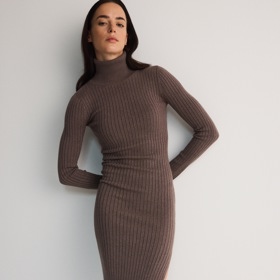 Přiléhavé šaty kratší délky se stojáčkem jsou sexy variantou oblíbených úpletových modelů. Šaty Reserved, 699 Kč