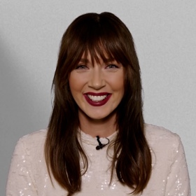 Nový díl pořadu 3 minuty stylu vás naučí, jak si nalíčit tmavou rtěnku tak, aby na rtech vydržela co nejdéle. 