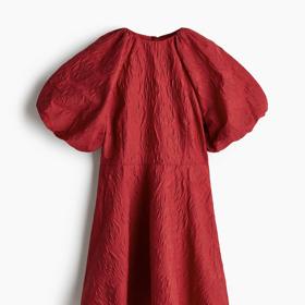 K barvám Vánoc ale nedomyslitelně patří také červená. Šaty s áčkovou siluetou a nadýchanými rukávy jsou aktuálním hitem a pořídíte je v H&M za 1 199 Kč.