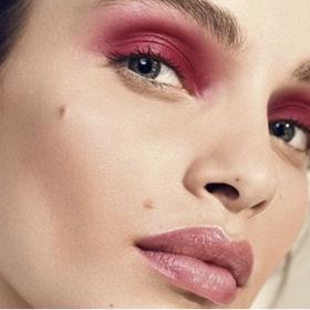 Také L´Oreal Paris sází ve vizuálech pro tuto sezonu na rubínové odstíny červené, do kterých halí oční víčka modelek.