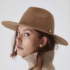 Klobouk Medicine, 569 Kč, v zemitých tónech můžete ladit s mnoha podzimními a zimními outfity. A sluší mu to i ve společnosti pletenin.