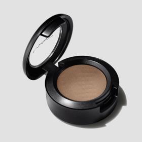 Mono stín ve světlejším hnědém odstínu Sandstone, MAC cosmetics, 660 Kč