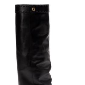 Variantu kozaček s dlouhou manžetou nabízí několik let i značka Fendi. Její model zdobí typický pásek s přezkou, který je častým terčem napodobování. Cena tohoto modelu je téměř 50 000 Kč.