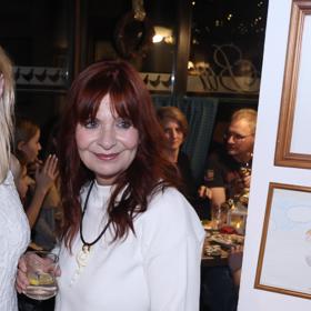 Herečce na večírku divadla Boradway samozřejmě nechyběl ani její ikonicky a ochranný šperk v podobě stočeného hada z benátského skla.