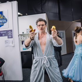 Patrik Hartl se ukázal v župánku. 