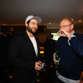 Marek Němec se po příchodu hned dal do řeči s kolegy.