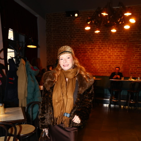 Herečka Bára Štěpánová vyrazila do společnosti v hnědém kožíšku a trendy saténové sukni.