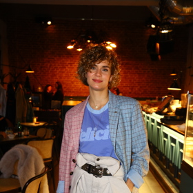 Herečka Markéta Děrgelová překvapila barevným sakem a kalhotami s vysokým pasem.