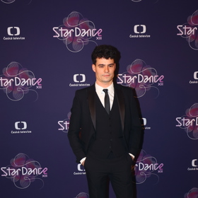 Filip Březina si zahrál v seriálu Smysl pro tumor vedle Jiřího Bartošky.