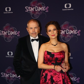 Moderátorské duo Marek Eben a Tereza Kostková.