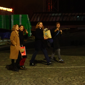 Patrik Hartl odcházel v doprovodu své ženy, syna a taneční partnerky Terezy Pruckové.