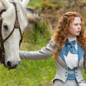 "Je osvěžující vidět, že princezny už nemusí být jen načančané a sedět na trůnu, ale mohou obléknout kalhoty a jít za dobrodružstvím," říká o své roli princezny Flóry herečka Sára Černochová.