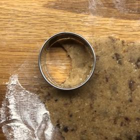 Detail při vykrajování těsta. Těsto nezapomeňte podsypat.