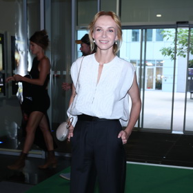 Jana Plodková ví také, jak nosit ultra trendy dlouhé nohavice. V hlavní roli musí zůstat naprostá jednoduchost.